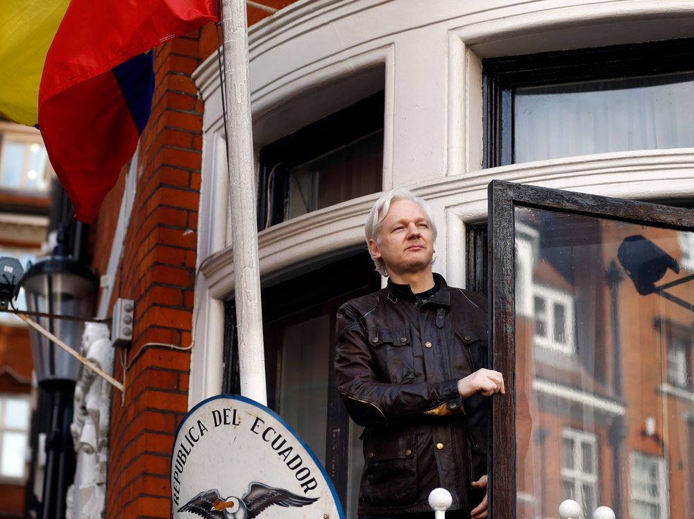 WikiLeaks-gründer Julian Assange hilser tilhengere fra balkongen ved Ecuadors ambassade i London, der han har søkt tilflukt helt siden 19. juni 2012. Arkivfoto.