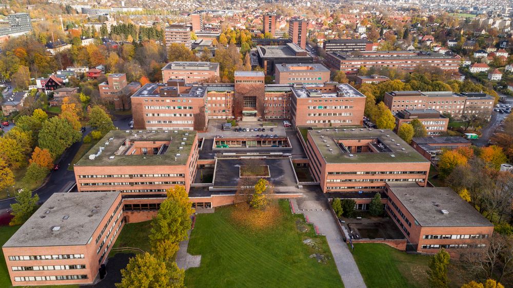 Universitetet i Oslo sett fra sørsiden av området. Over tre år etter at regjeringen lanserte studentboligsatsingen, mangler det fortsatt 14.000 studentboliger for å nå målet i satsingen, ifølge NSO.