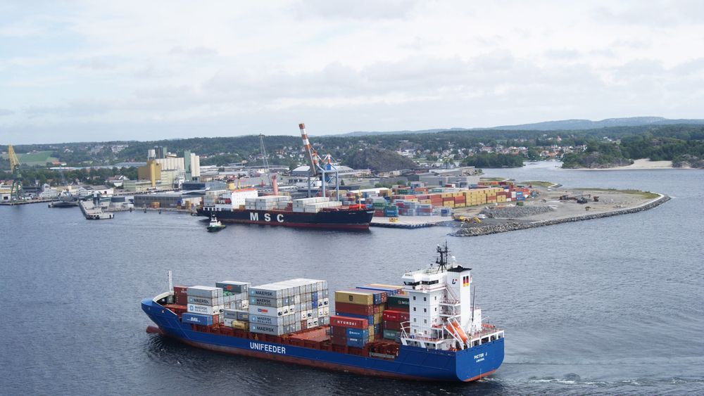 Container skip seiler inn til Larvik Havn. Myndighetene vil ha mer sjøtransport for å avlaste veinettet og overholde internasjonale klimaforpliktelser.