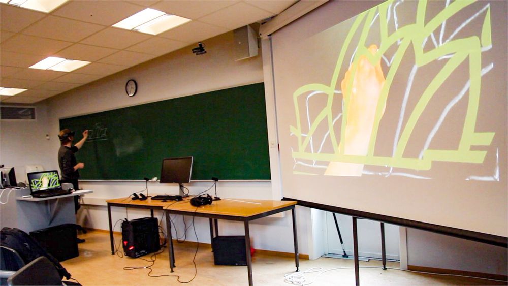 På NMBU bruker de VR og AR i undervisningen. Her tegner foreleseren en figur på tavlen fra en modell han ser i MS Hololens-brillene.
