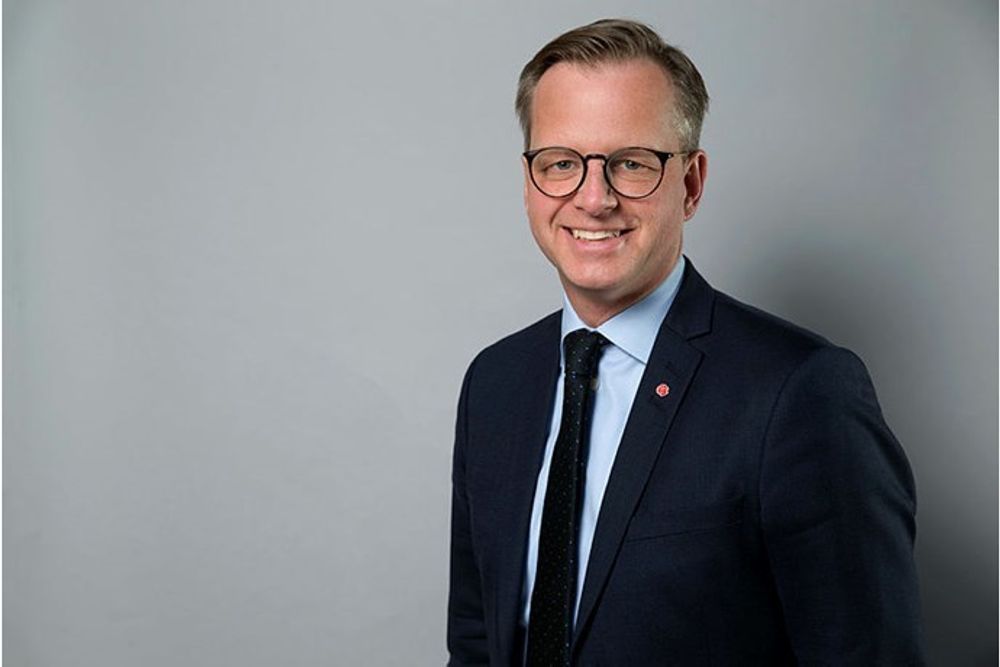 Sveriges næringsminister, Mikael Damberg, ser ingen grunn til staten verken direkte eller indirekte skal kjøpe seg opp i nasjonale medier.