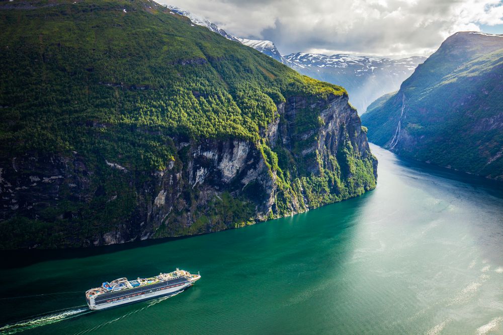 Cruiseskipet Sapphire Princess, eid av Princess Cruises, på vei ut Geirangerfjorden i Møre og Romsdal i juni.