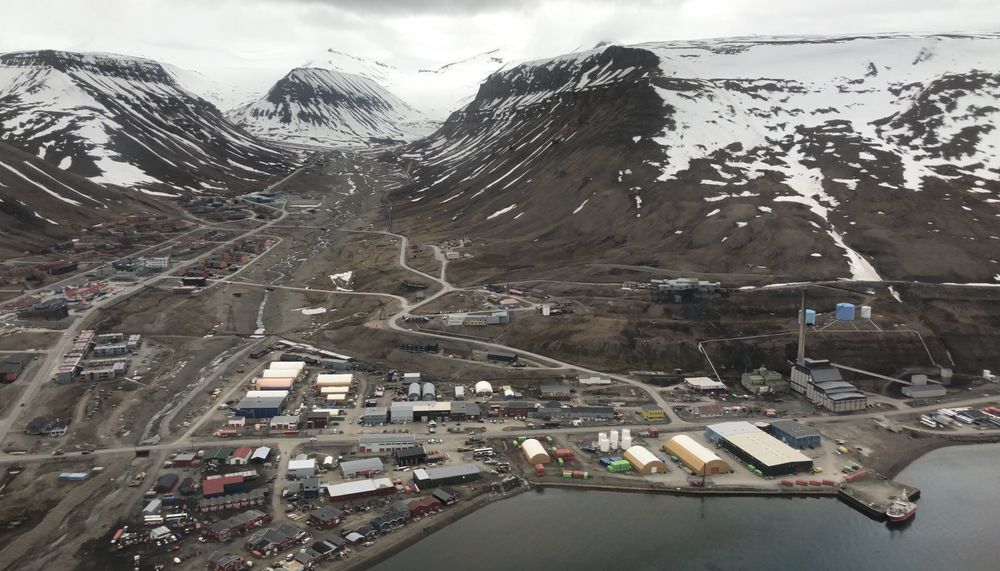 Kullkraftverket (til høyre i bildet) skaffer både strøm og varme til Longyearbyen. Kulldrift skal erstattes av mer miljøvennlig energibærer. Valget av alternativ er ikke tatt ennå. 