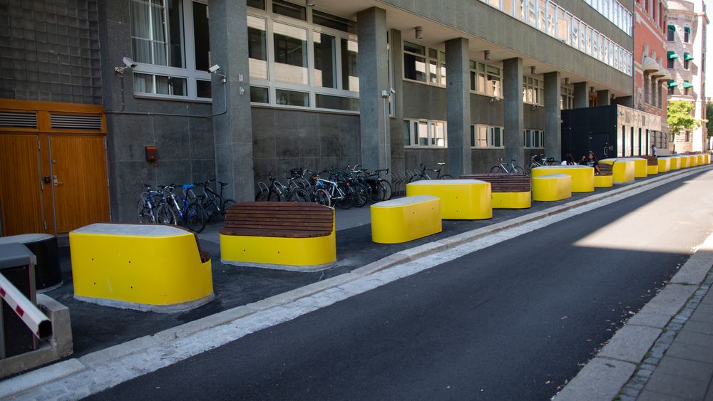 Barrierer designet som gatemøbler utenfor Kulturdepartementet og Nærings- og fiskeridepartementet i Grubbegata i Oslo.