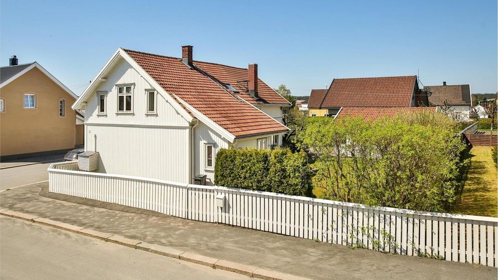 Sarpsborg ligger en drøy time med bil fra Oslo. Selv om boligprisene i byen er stigende, kan de ikke sammenlignes med prisene i Oslo-området.