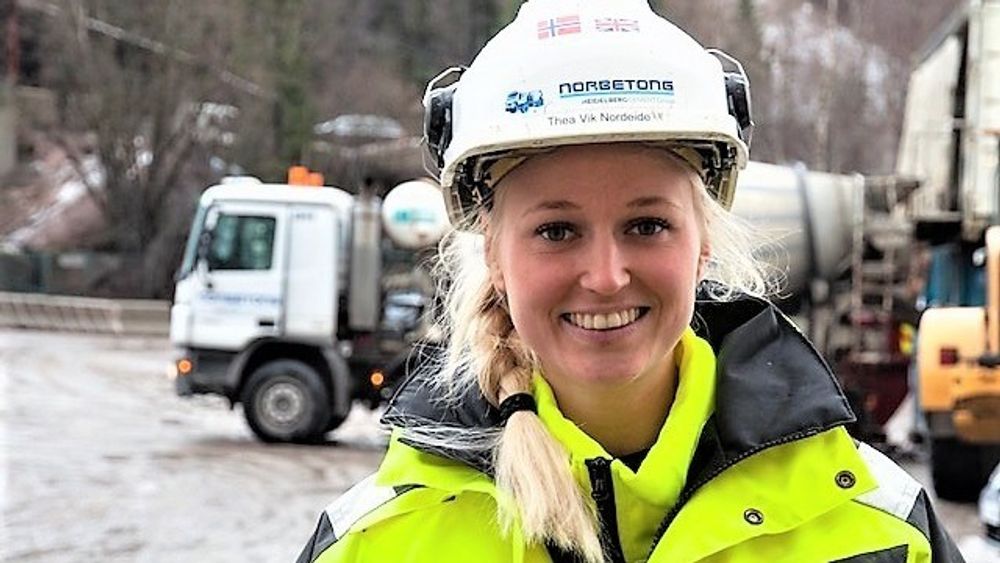 Betongteknolog Thea Vik Norvik tilbringer det meste av tiden sin utendørs. – Men jeg prøver å ha én kontordag i uka, sier hun.