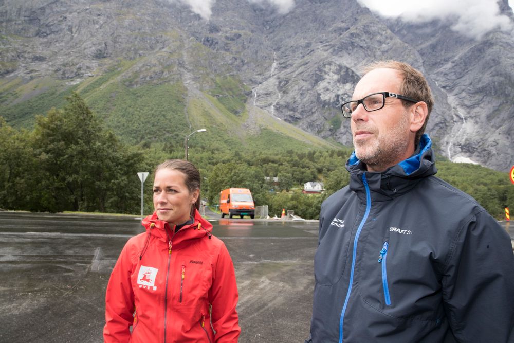 Geolog i NVE Gudrun Dreiås Majala og ordfører Lars Olav Hustad møtte pressen lørdag ettermiddag etter at farenivået til Veslemannen var blitt senket til gult igjen