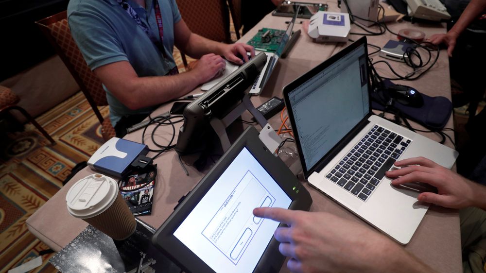 Hackere forsøker å bryte seg inn i valgsystemer. Her fra en hacker village arrangert på fjorårets Defcon-konferanse.