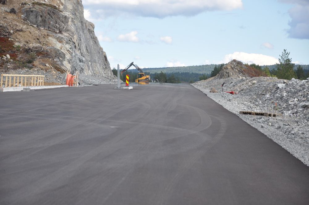 Første asfalt lagt på deler av strekningen Trollerudmoen-Saggrenda. 