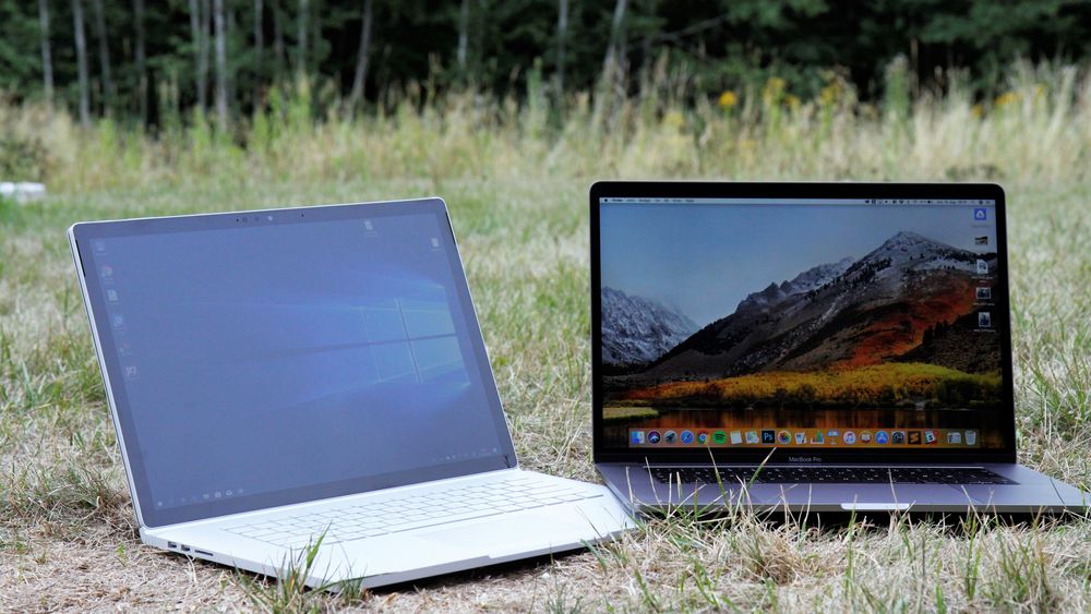 Microsoft Surface Book 2 (til venstre) og Apple Macbook Pro. Begge med 15-tommers skjerm.