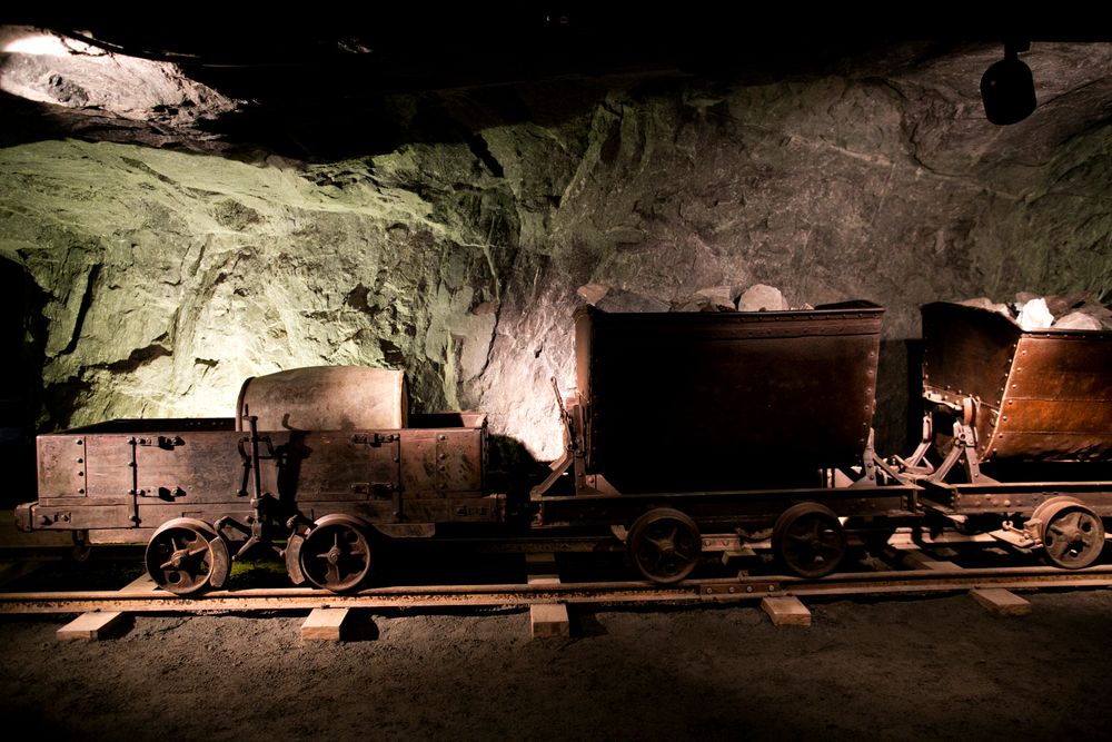 Sølvgruvene i Kongsberg (bildet), Sam Eydes indtustrieventyr og petroleumsindustrienfikk alle betydelig og avgjørende oppstartshjelp utenfra. Noe som igjen la grunnlaget for utvikling av nasjonale industrier og virksomheter. 