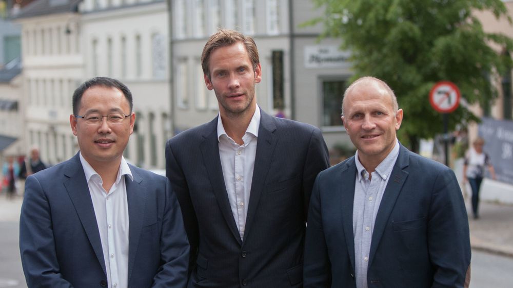 Leder for Huaweis kontor i Norge, Lucas Tan, sammen med den nye direktøren for myndighetskontakt og kommunikasjon, Vidar Brein-Karlsen og leder for sikkerhetsarbeidet i Huawei Norge, Tore Larsen Orderløkken, som fikk jobben i april. 