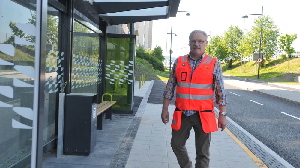 Statens vegvesens prosjektleder for metrobussen i Trondheim, Terje Fiksdal håper å få på plass kontrakt med ny entreprenør, slik at byggingen kan fortsette. Bildet er tatt ved en av de ferdigbygde stasjonene. 
