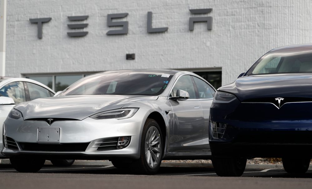 Saudi-Arabias oljefond har kjøpt 5 prosent av Tesla, men elbilprodusenten blir ikke tatt av børs, slik eieren Elon Musk antydet tidligere i måneden.