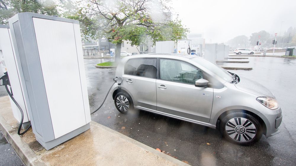 En VW E-Up på en 150 kW-stasjon kan gi lang ventetid dersom du forventer å bare treffe biler som lader raskt her.