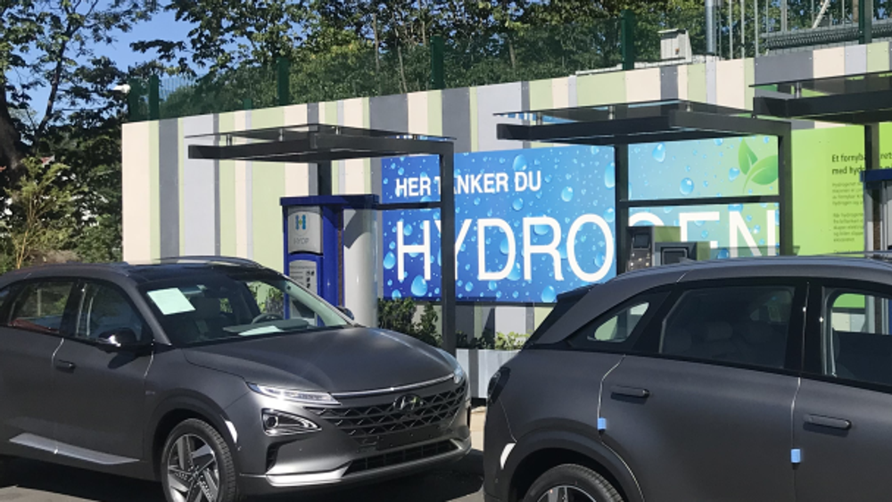 Hyundai Nexo tanker på Hyop-stasjonen på Høvik.
