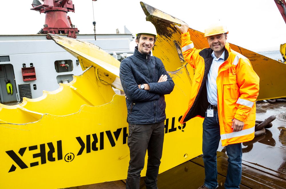 Rask ankerhåndtering: Forretningsutvikler Rune Høyvik Rosnes(til høyre) i Oceaneering og Clement Mochet i Vryhof mener svært mange flere operasjoner på norsk sokkel kan styres fra land. Foto: Tormod Haugstad