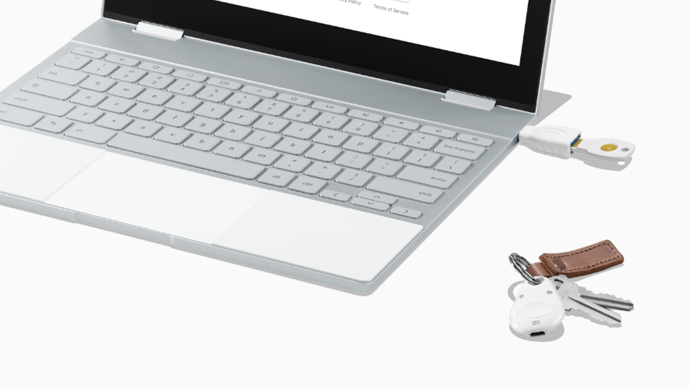 Googles Titan Security Key kan settes inn i USB-porten til pc-er, men også kommunisere trådløst med enheter uten slik port.