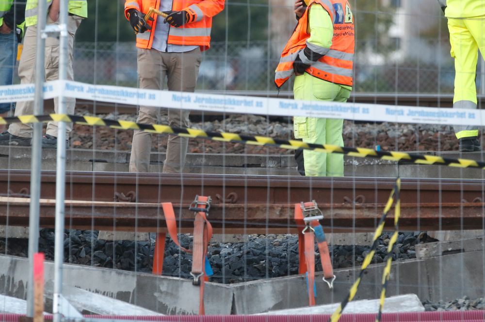 Teknikere jobbet onsdag ettermiddag på stedet hvor det gikk galt ved Drammen stasjon. Togskinnene hang i løse luften.