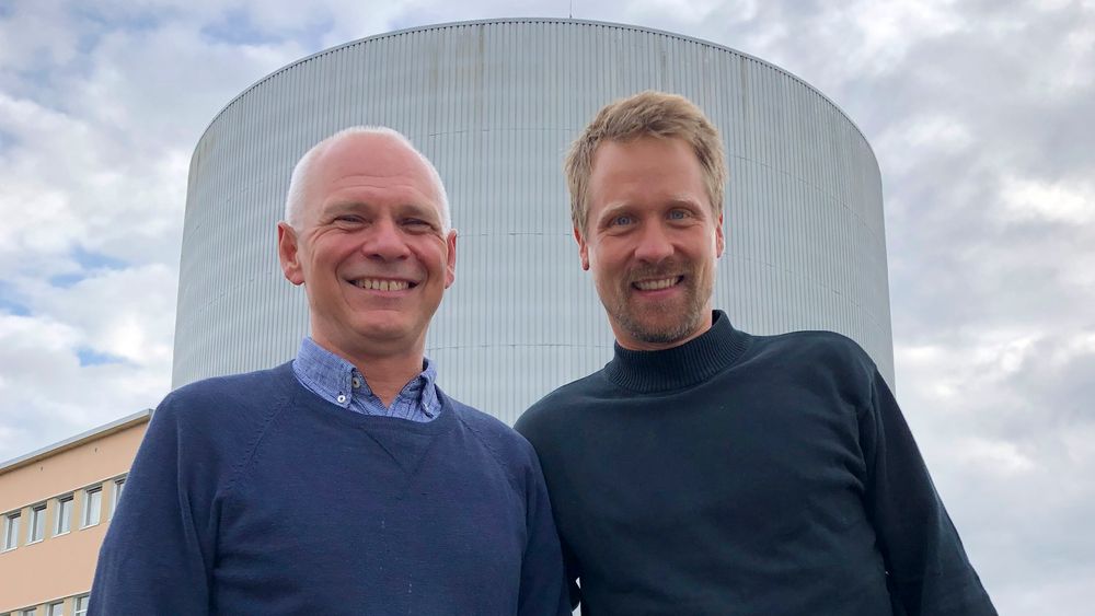 Avdelingsleder Bjørn C. Hauback og seniorforsker Magnus H. Sørby ved Institutt for energiteknikk (IFE), som står bak et batteriteknologisk gjennombrudd. 
