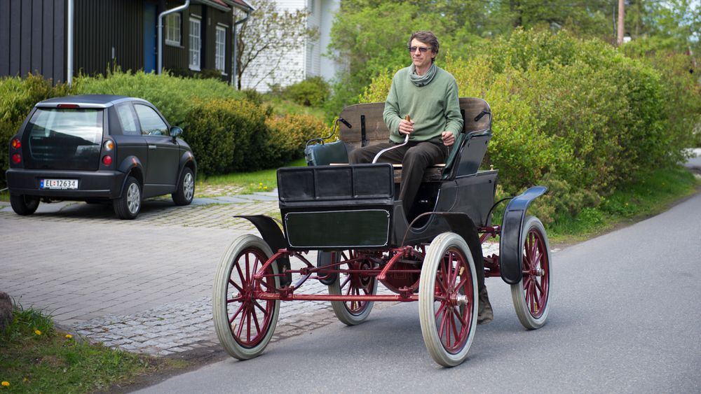 Norges eldste: - Jeg har kjørt mye gammel bil. Men dette er uvant, ubehagelig og ukomfortabelt, sier Trygve Krogsæter om sin 1901/1902 Waverley, Norges første elektriske bil. Waverley Electric. Her på en prøvetur utenfor Oslo.