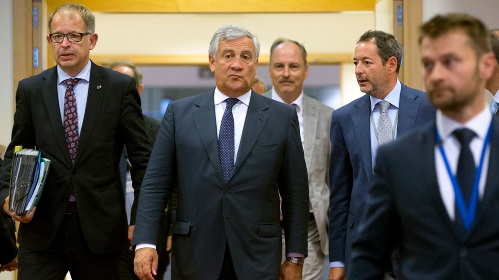 EU-parlamentets president Antonio Tajani på vei inn til en konferanse i EU-parlamentet i Brussel torsdag forrige uke.