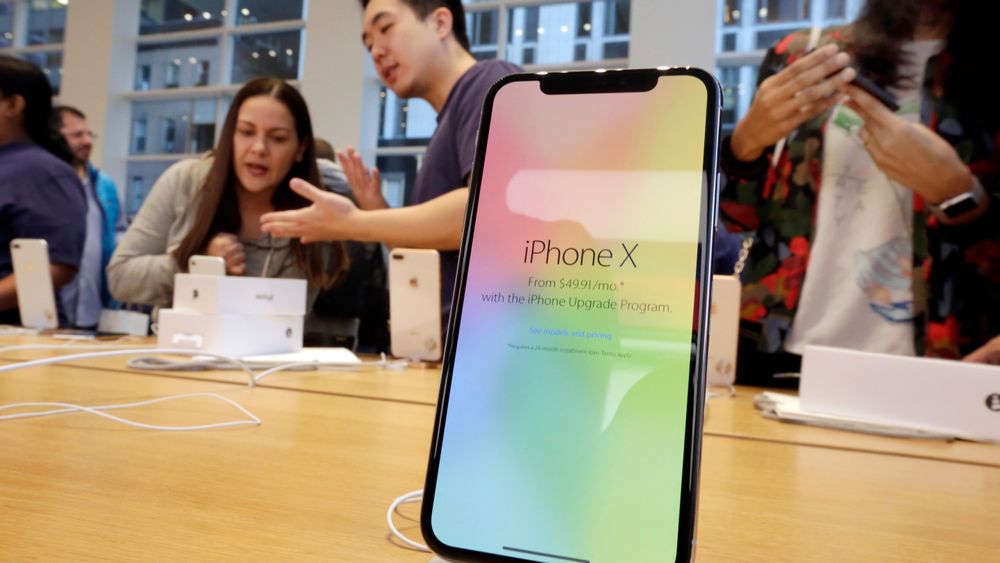 I fjor lanserte Apple toppmodellen iPhone X, der hjem-knappen er erstattet med en heldekkende skjerm. Under årets lansering ventes det at Apple avduker nye smarttelefoner som ligner X-modellen.
