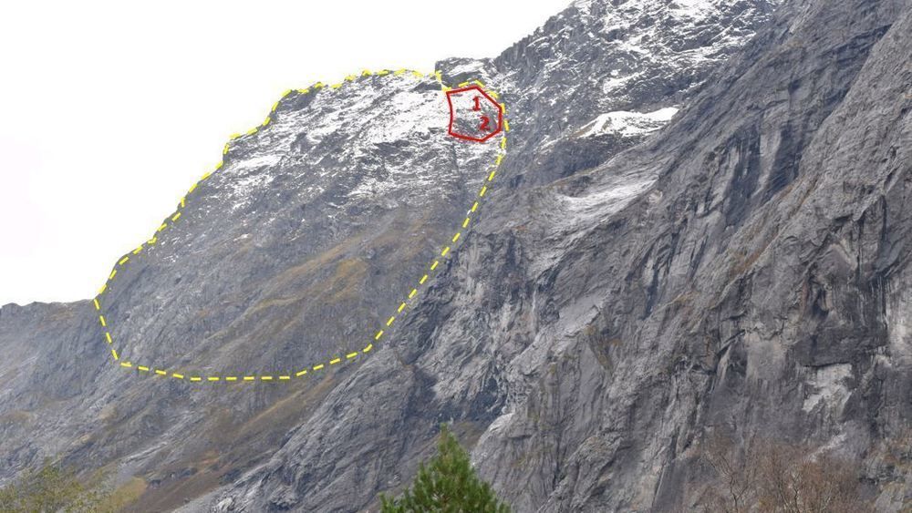 Veslemannen (markert med rødt) er en liten del av det ustabile fjellpartiet Mannen (markert med gult) i Rauma kommune i Romsdalen.