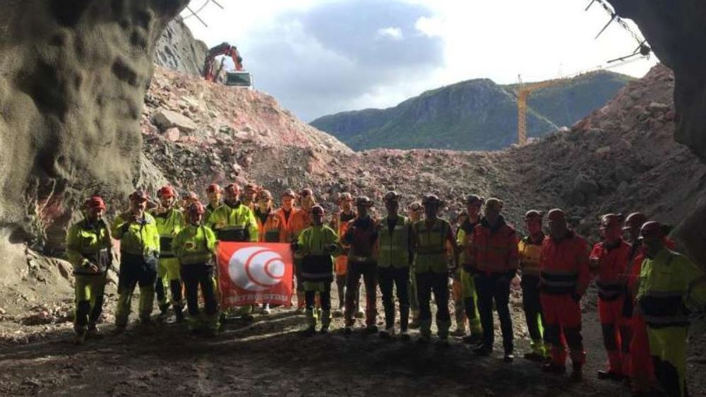 Representanter fra entreprenøren Metrostav/Bertelsen & Garpestad og byggherren Statens vegvesen er fornøyde med at Mjønestunnelen er ferdig sprengt ut.