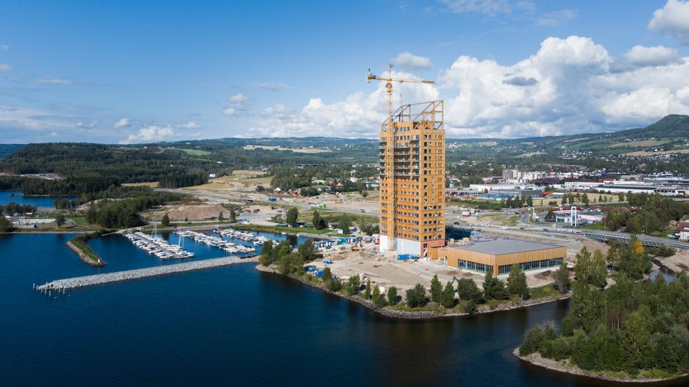 Tårnet ligger mellom småbåthavna i Brumunddal og utløpet av elva Brumunda. Bygget til høyre er en ny svømmehall.