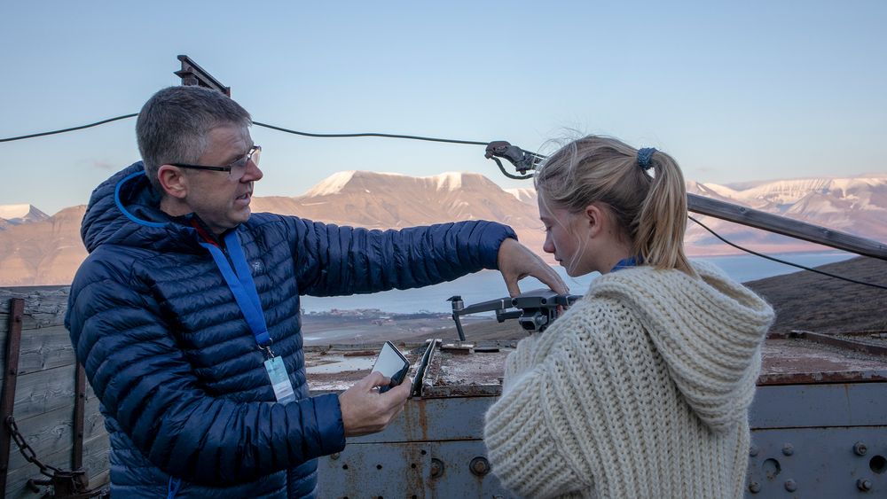 Første droneinstruksjon: Leder fro UAS Norway Anders Martinsen gir Penelope Lea i Miljøagentene en første instruksjon i droneflygning utenfor gruvemuseet i gruve 3 i Longyearbyen