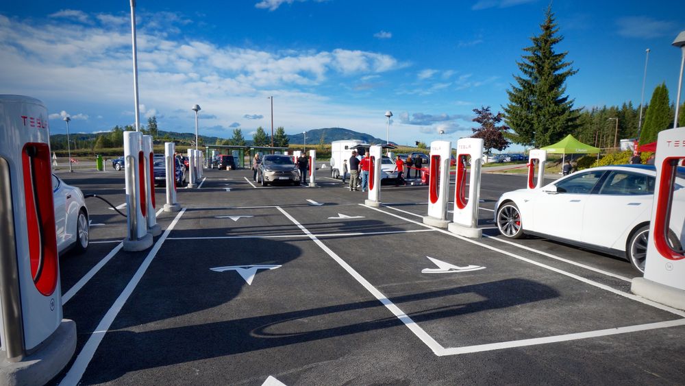 Tesla Supercharger-stasjon på Nebbenes ved Eidsvoll.