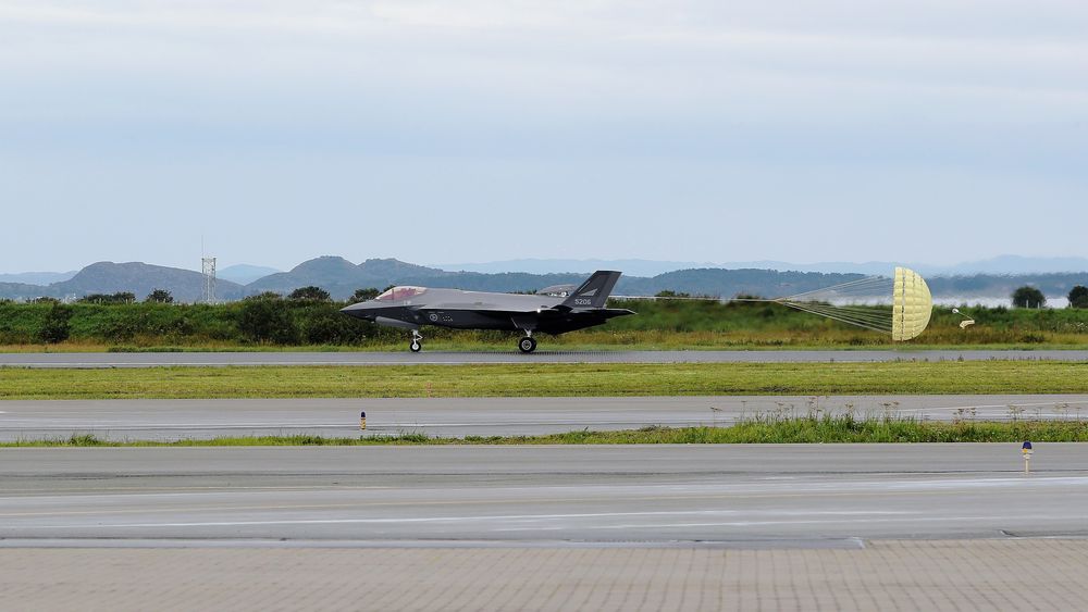 Et av de tidligere mottatte F-35A-flyene med bremseskjerm på Ørland flystasjon. I dag lander det tre nye fly.
