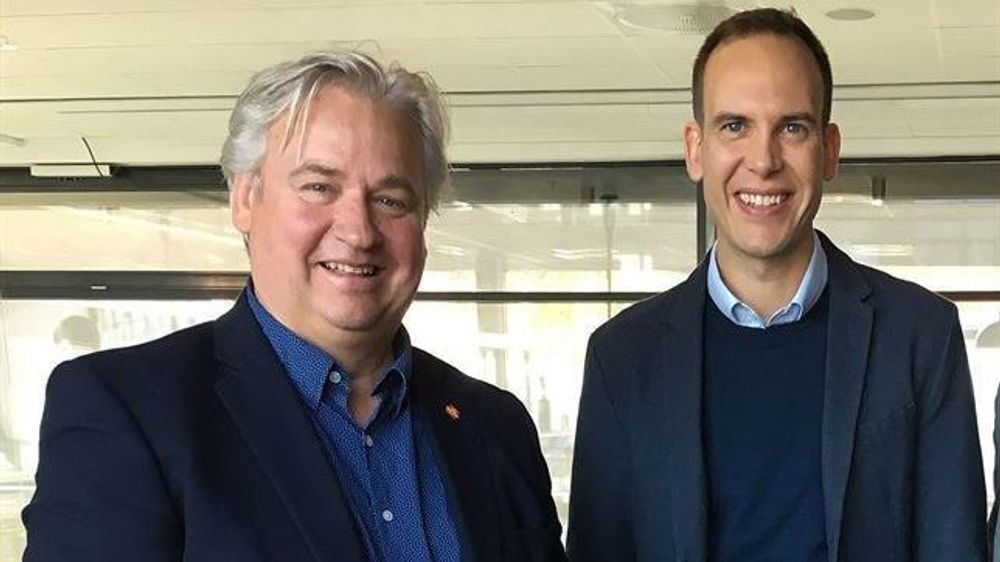 Direktør i NCC Road Services Anders Høvik og regiondirektør i Statens vegvesen Region sør, Kjell Inge Davik signerte kontrakten. 