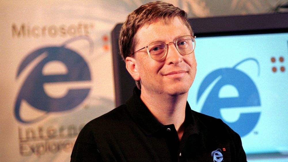 Vi fant i farten ikke noe egnet bilde av IE 5.5, men her er Bill Gates avbildet under lanseringen av Internet Explorer 4 i 1997.