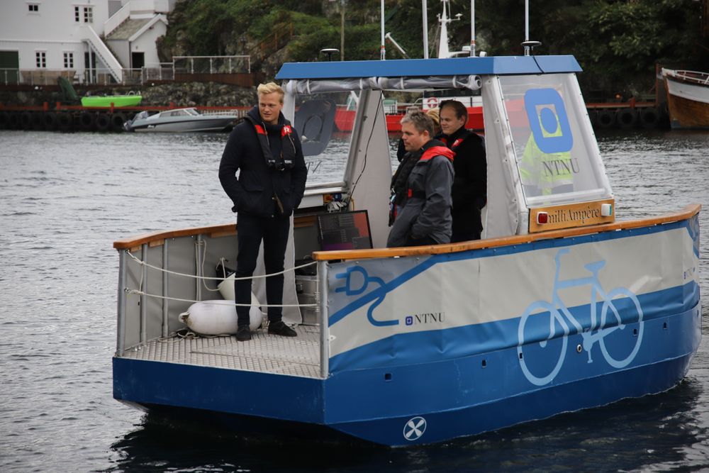 Milliampere seiler autonomt over Smedasundet i Haugesund. Femteårstudent Brage Sæther (t.v.) studerer robotikk og kybernetikk på NTNU og skriver prosjektoppgave om Milliampere.