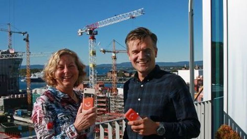Berit Svendsen og Rune Garborg, administrerende direktør i Vipps, på toppen av DNB-bygget i Bjørvika.