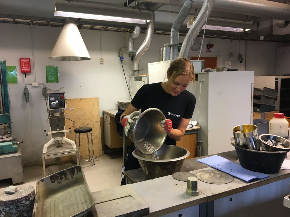 Kine Nilssen tester steinmateriale til veibygging. Hun er glad for at det nå satses mer på hennes fagfelt. 