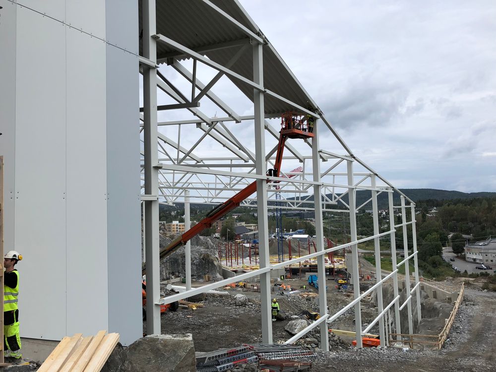 Taket på skihallen etableres med TRP-plater, profilerte stålplater som fungerer som bærende undertak. De bærer taklastene mellom fagverkene.