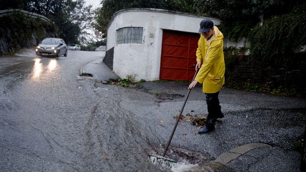 Store vannmengder etter et voldsomt regnvær skapte flere oversvømmelser i Bergen onsdag. 