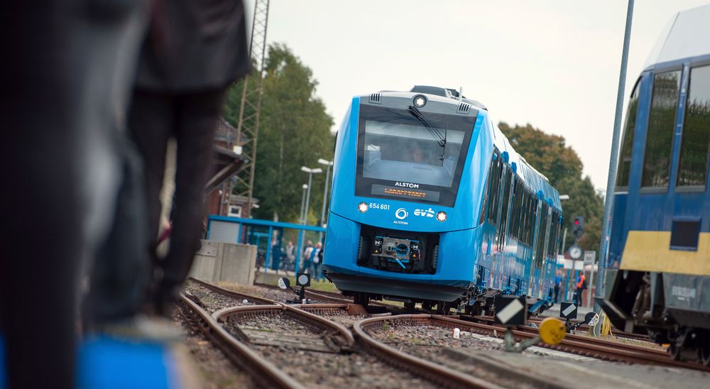 Et tysk hydrogentog avbildet i Bremervörde, nord i Tyskland. SV vil teste hydrogentog også på norske jernbaneskinner.