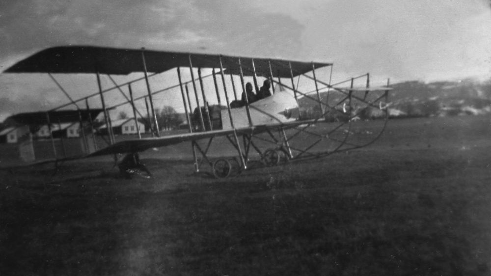 Riksantikvaren vil frede deler av Kjeller flyplass. Her er et Her et Farmand fly klar for takeoff en gang rundt 1915.