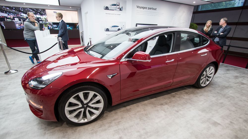 Tesla Model 3 stilt ut under bilmessen i Paris. Illustrasjonsfoto.