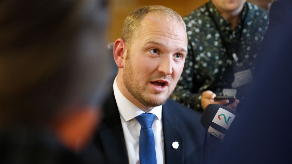 Samferdselsminister Jon Georg Dale legger frem regjeringens forslag til samferdselsbudsjett. Dette skjer i Molde mandag