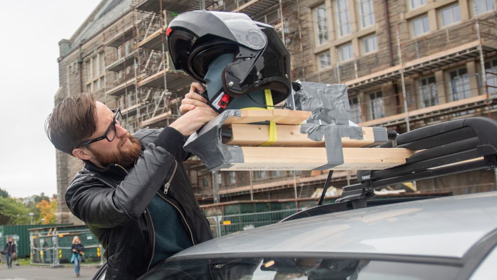 Her monterer Sigmund Birkeland testriggen, med Dagmund, som han og kollega Dag kaller dukkehodet. Med Dagmund på taket har de kjørt rundt i Trondheim og testet lydkansellerings-teknologien de siste månedene.