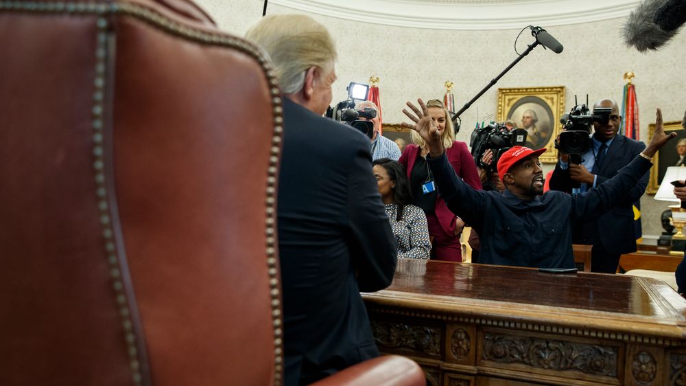 President Donald Trump slapp nesten ikke til da rapperen Kanye West holdt en usensurert enetale under et møte med pressen på Trumps kontor, skriver NTB.