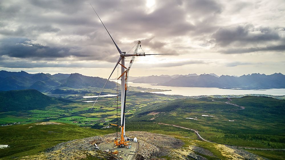 Mektig: Selv med 150 meters høyde og 126 meter rotordiameter blir møllene små mot omgivelsene på Langøya i Vesterålen.