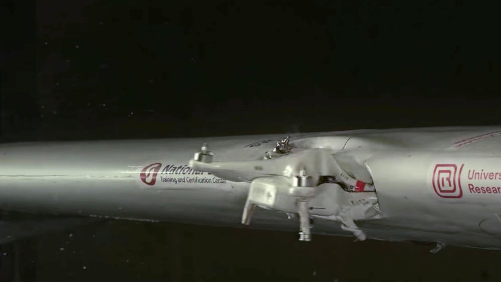 STOR SKADE: Her treffer dronen vingen på småflyet.