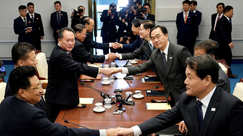 Forhandlingsdelegasjonene fra Nord-Korea (t.v.) og Sør-Korea møtte hverandre i den demilitariserte sonen i Panmunjon mellom de to landene. 