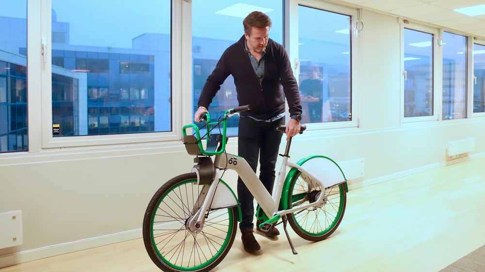 Den nye bysykkelen: Sjef for Urban Sharing, som er infrastrukturplattformen i UIP, Axel Bentsen viser frem den nye bysykkelen.